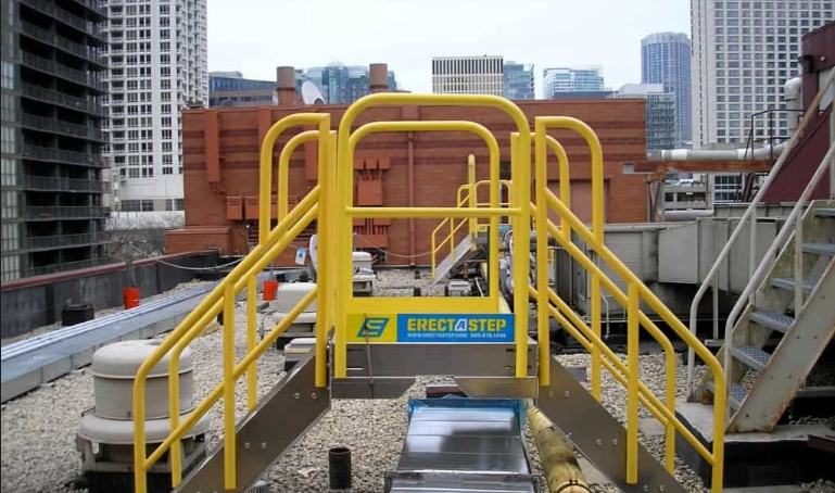 Modulair werkplatform van ErectaStep, geschikt voor onderhoudswerkzaamheden op hoogte